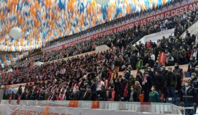 Salgının uğramadığı tek yer olan AKP kongreleri devam ediyor: İzmir’de de tedbirler hiçe sayıldı!