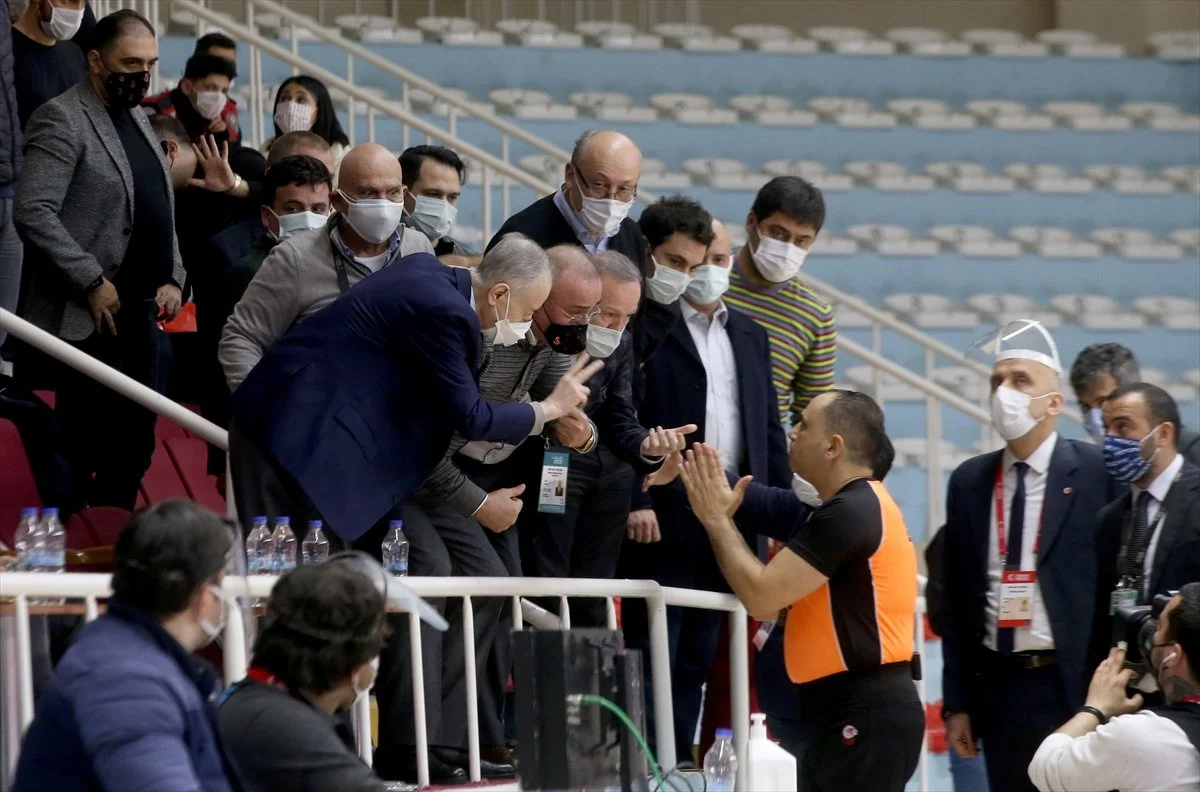 Büyükçekmece Basketbol - Galatasaray maçında ortalık karıştı Abdurrahim Albayrak çıldırdı