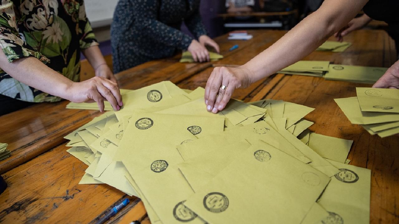 Erzurumda Siyasi Arena Toz Duman